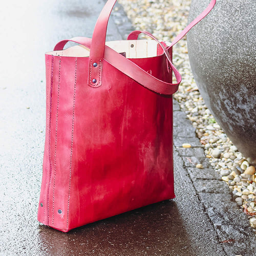 Vivia - the leather shopping bag with practice breviary