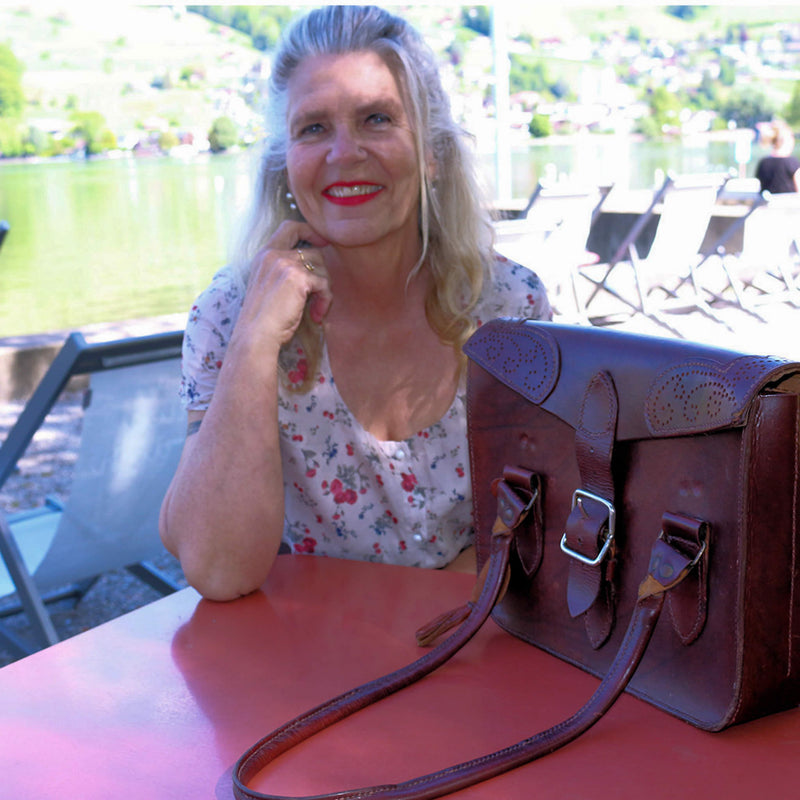 Hazel - sturdy brown leather handbag for every day and more